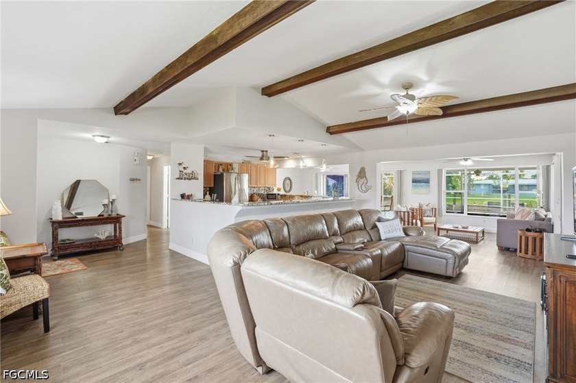 Welcome to your slice of paradise! This beautifully maintained 1 - photo 3