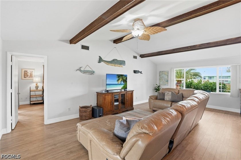 Welcome to your slice of paradise! This beautifully maintained 1 - photo 4