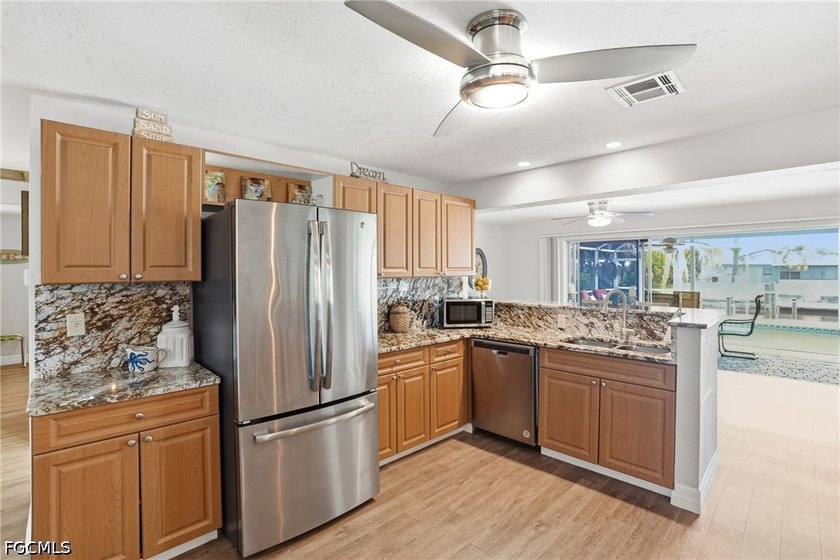 Welcome to your slice of paradise! This beautifully maintained 1 - photo 7