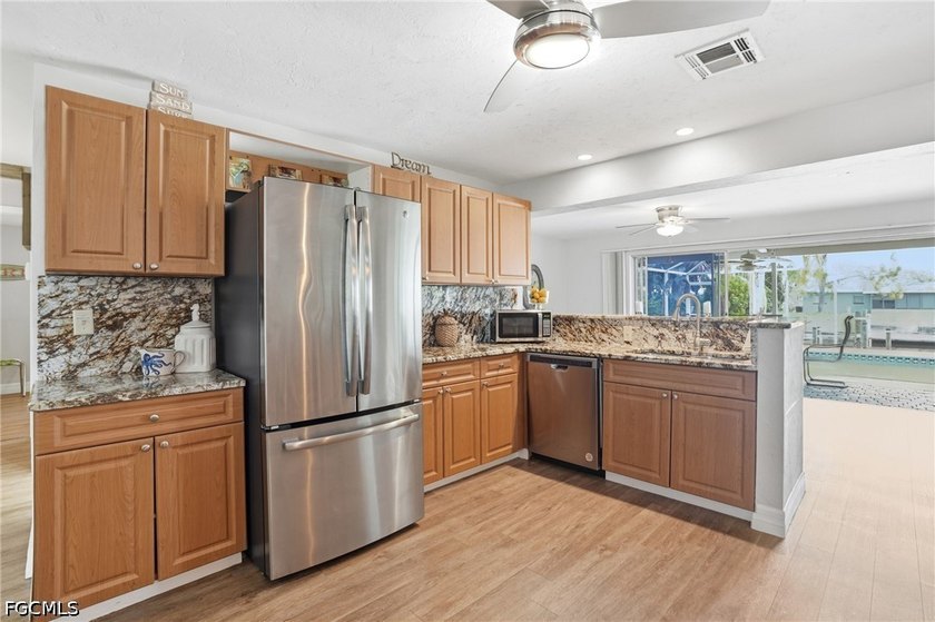 Welcome to your slice of paradise! This beautifully maintained 1 - photo 8