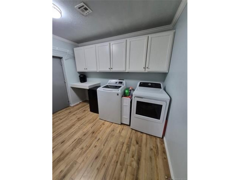 Charming and well maintained 2 bedroom, 2 bathroom home designed - photo 24