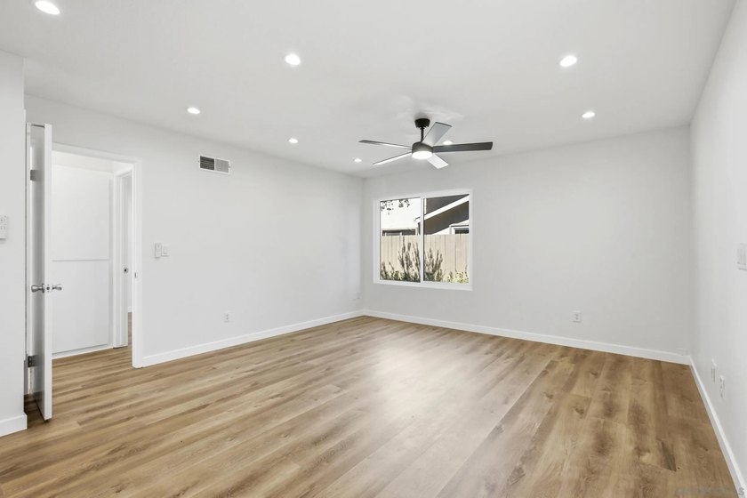 Welcome to this FHA and VA approved updated single-story - photo 3