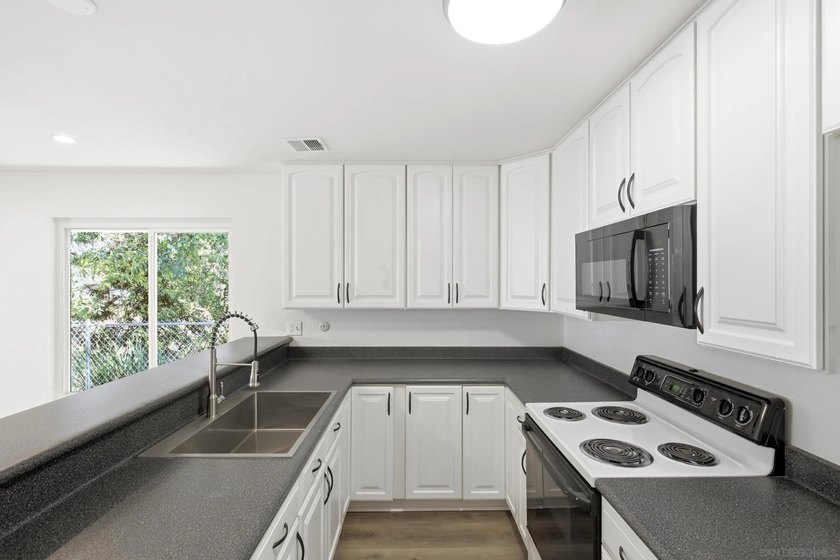 Welcome to this FHA and VA approved updated single-story - photo 8