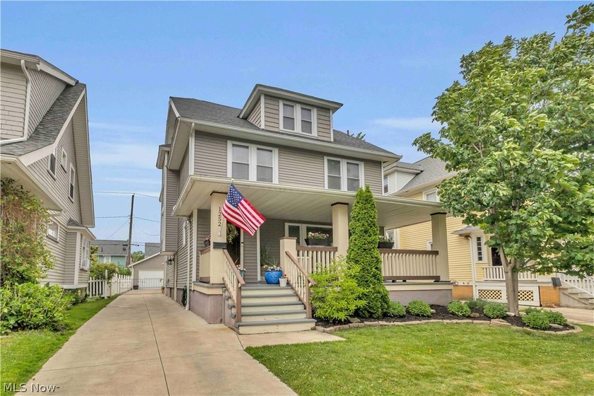 Welcome home to this classic Lakewood Colonial offering the - photo 2
