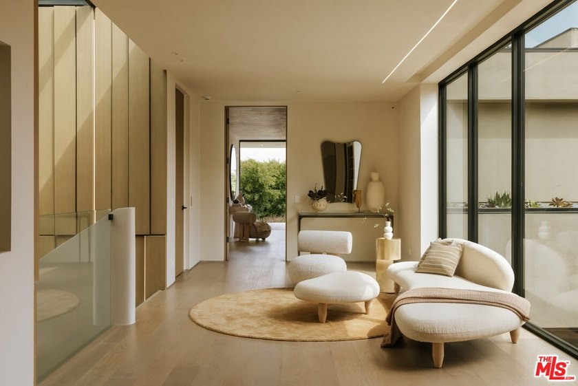 A dual-entry motor court paved in stone sets the stage for - photo 11