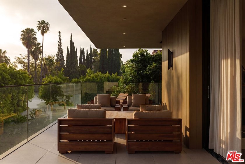 A dual-entry motor court paved in stone sets the stage for - photo 13