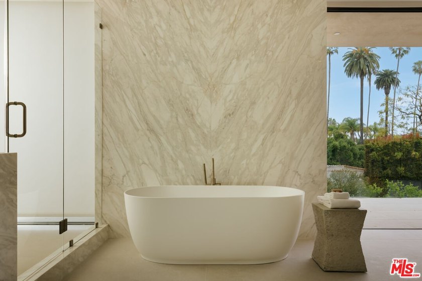 A dual-entry motor court paved in stone sets the stage for - photo 15