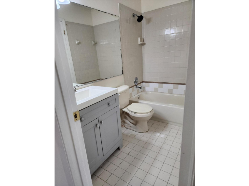Welcome to this charming 3-bedroom, 2-bathroom townhouse located - photo 16