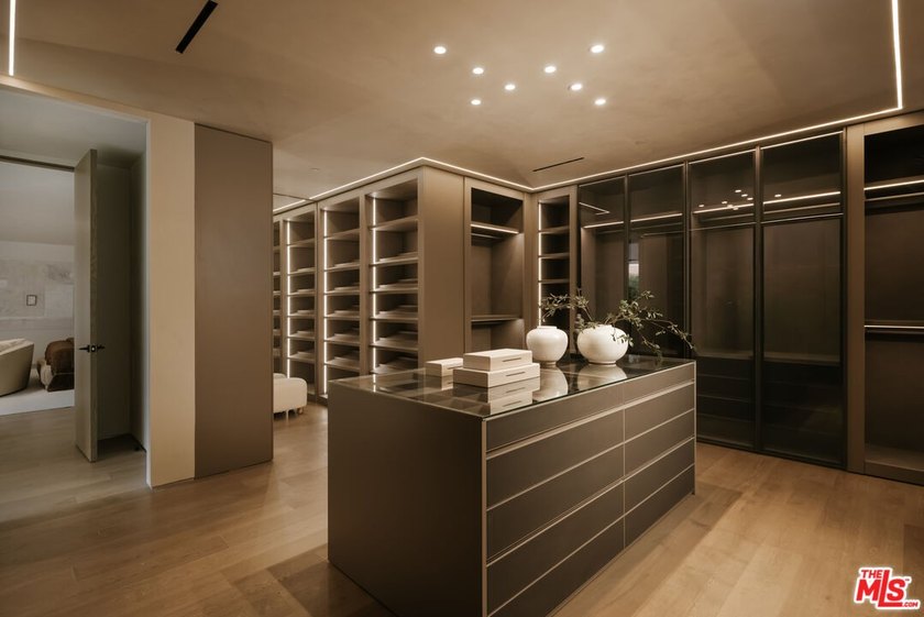 A dual-entry motor court paved in stone sets the stage for - photo 17