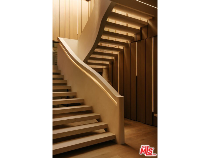 A dual-entry motor court paved in stone sets the stage for - photo 20