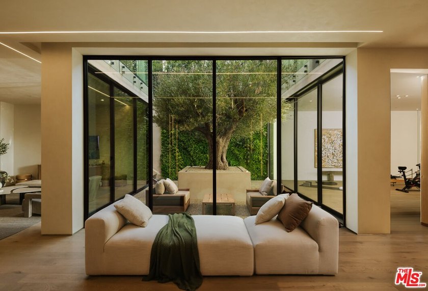 A dual-entry motor court paved in stone sets the stage for - photo 21