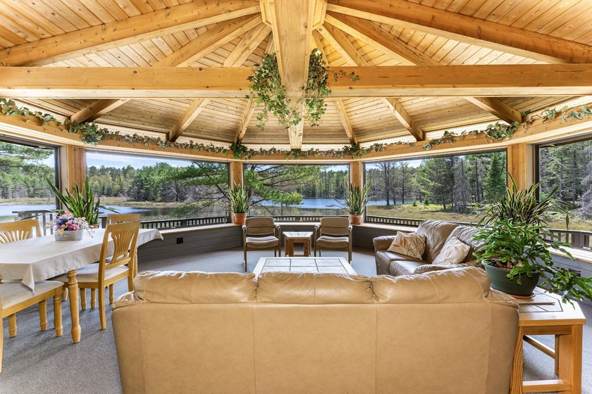 This luxury 4BR/3BA custom estate near Land O'Lakes sits on 14 - photo 4