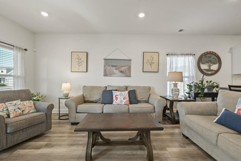 Welcome to this beautifully maintained Kensington floor plan in - photo 6