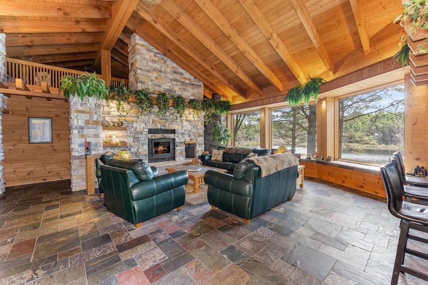 This luxury 4BR/3BA custom estate near Land O'Lakes sits on 14 - photo 6