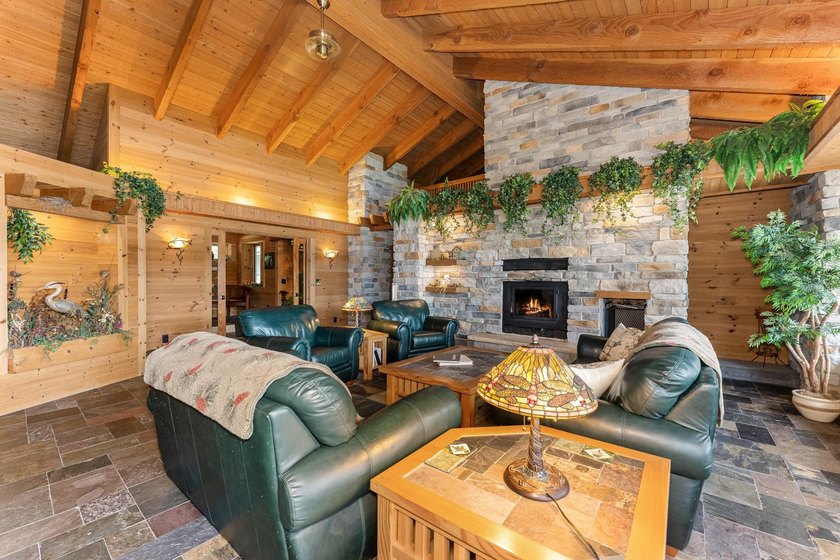 This luxury 4BR/3BA custom estate near Land O'Lakes sits on 14 - photo 7