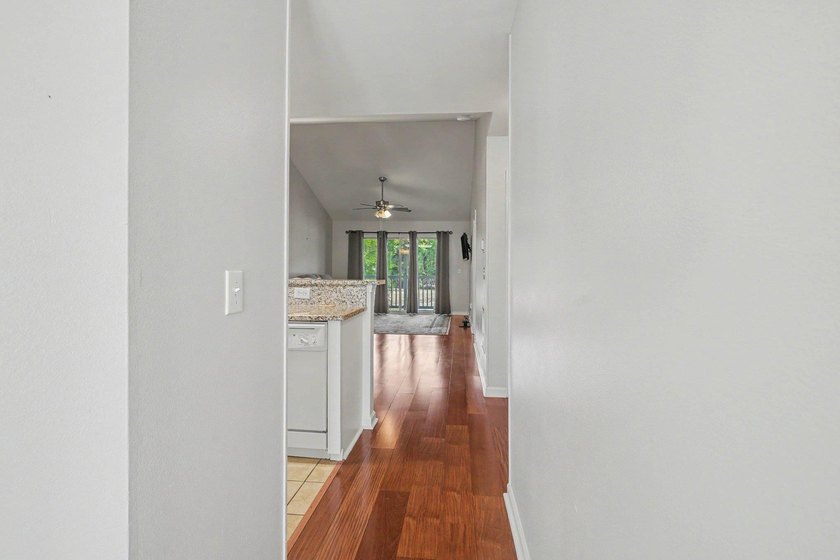 This beautifully maintained second-floor 2-bedroom, 2-bath condo - photo 8