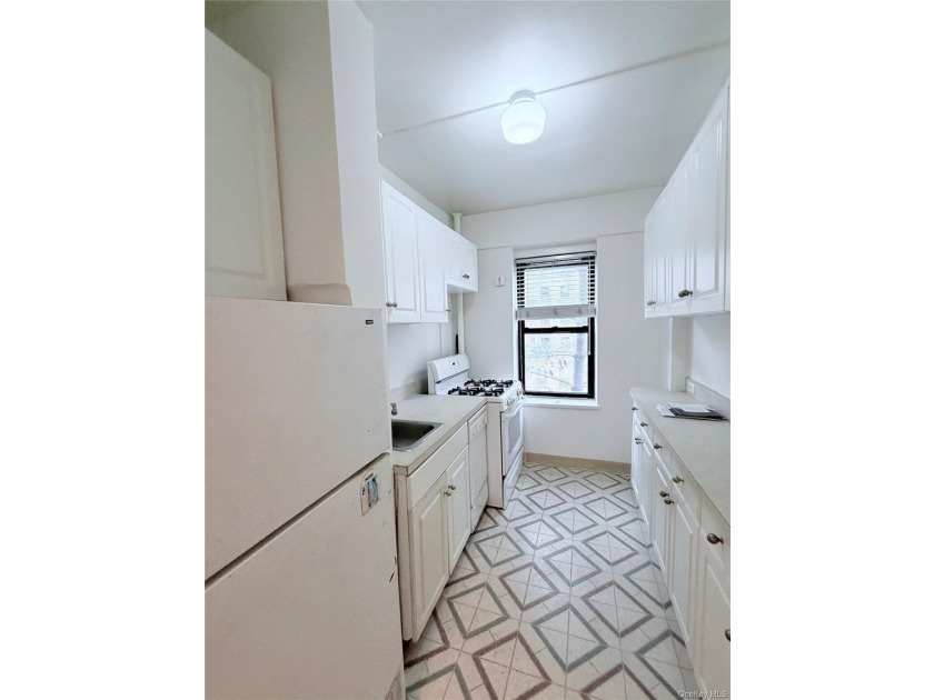 Freshly Painted 1BR/1BA co-op in prime Forest Hills. Abundant - photo 11