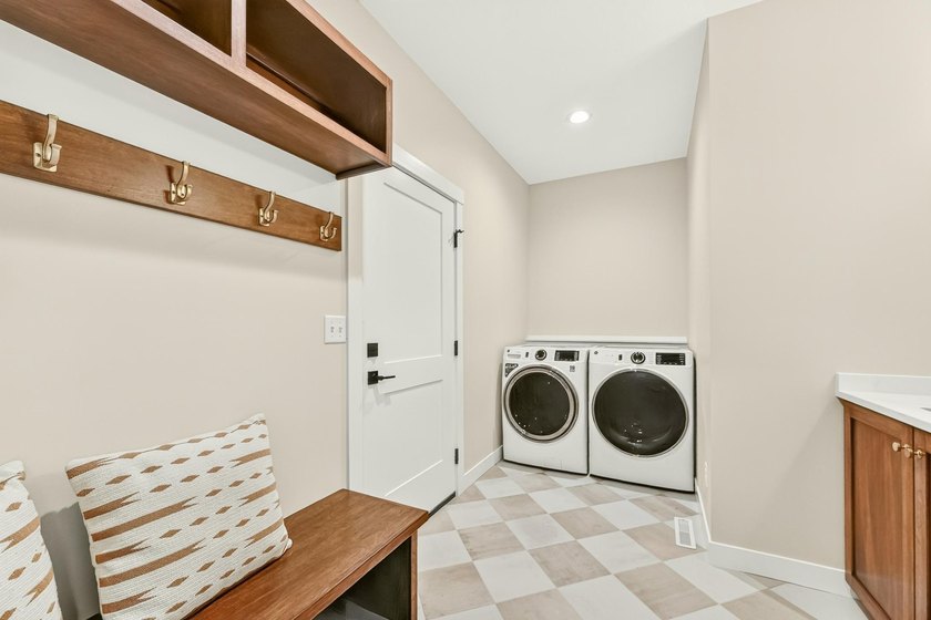 Exceptional craftsmanship, charm &amp; high-end finishes throughout - photo 16
