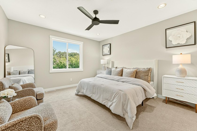 Exceptional craftsmanship, charm &amp; high-end finishes throughout - photo 18