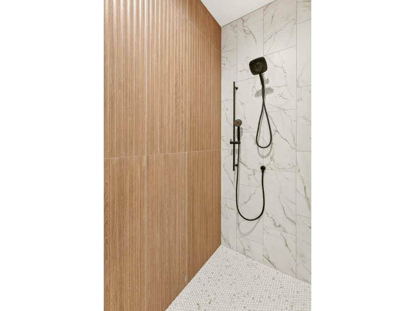 Exceptional craftsmanship, charm &amp; high-end finishes throughout - photo 25