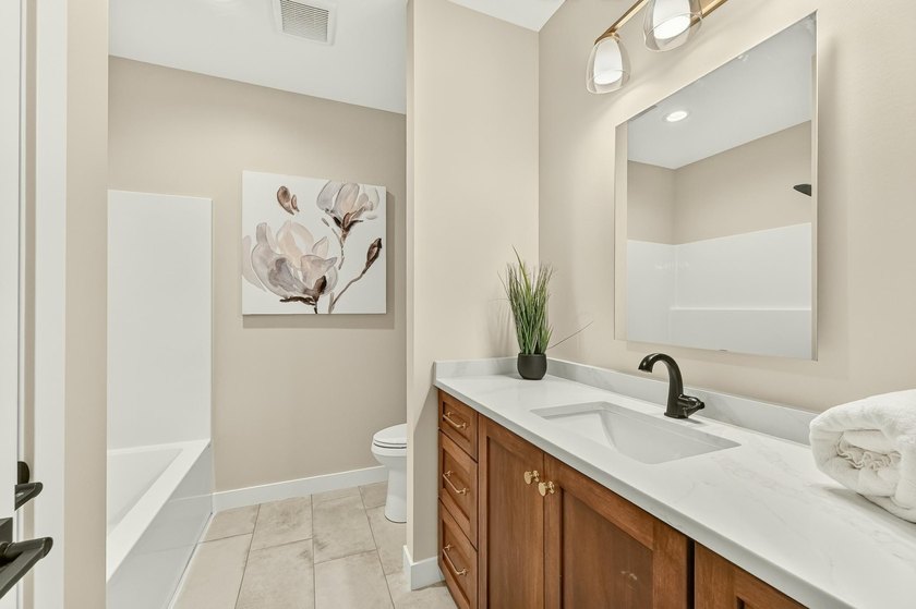 Exceptional craftsmanship, charm &amp; high-end finishes throughout - photo 39