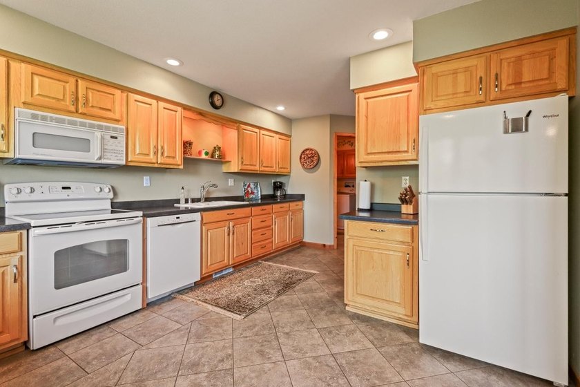 KILLARNEY LAKE PRIVACY. Gorgeous custom-built 3 bedroom, 2.5 - photo 6