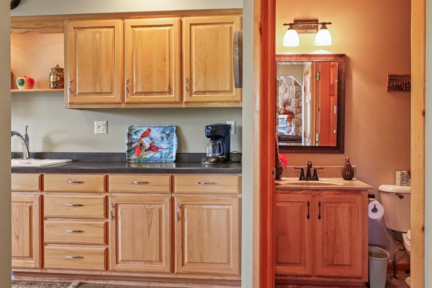 KILLARNEY LAKE PRIVACY. Gorgeous custom-built 3 bedroom, 2.5 - photo 7