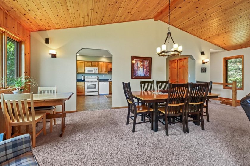KILLARNEY LAKE PRIVACY. Gorgeous custom-built 3 bedroom, 2.5 - photo 9