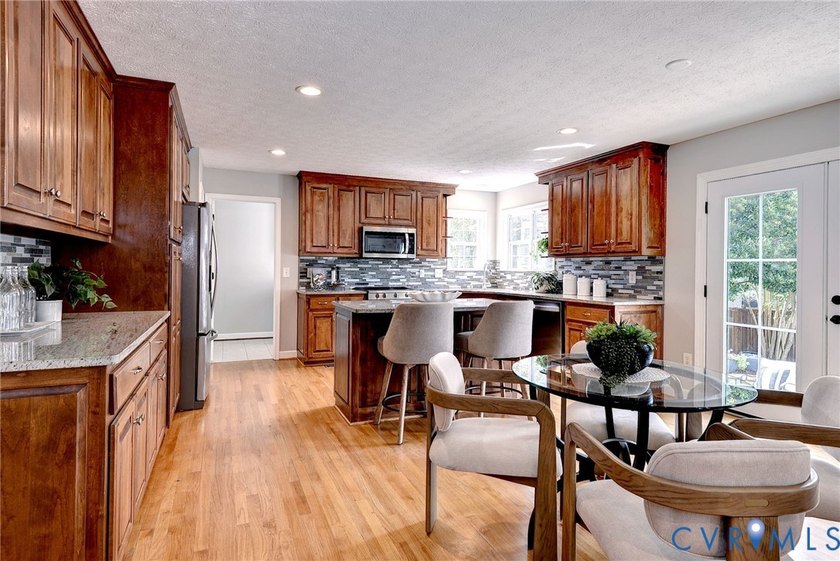 Experience refined living in this well-appointed 5-bedroom, 3 - photo 9