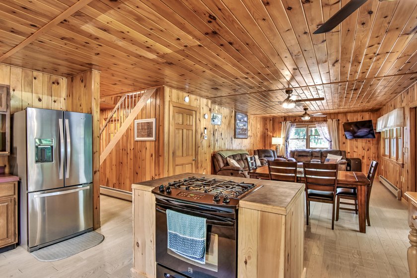 PRIVATE LAKEFRONT HOME. Welcome to your serene 8-acre hideaway - photo 33
