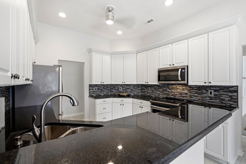 Welcome to your dream coastal retreat! This stunning 4-bedroom - photo 6