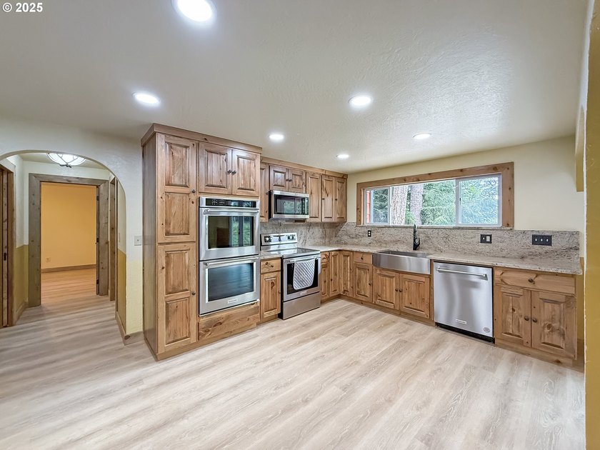 Newly remodeled and has not been lived in since, this home is - photo 10