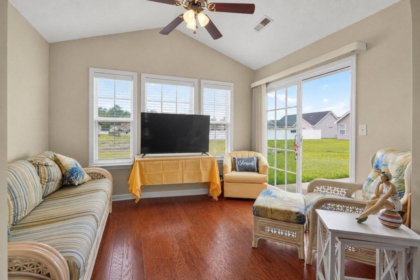 Welcome to 308 Barton Loop - a beautifully maintained 3-bedroom - photo 6
