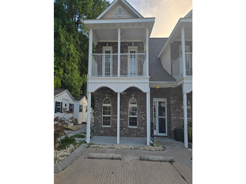 Beautifully maintained 3-bedroom, 2-bath corner-unit townhome in - photo 4