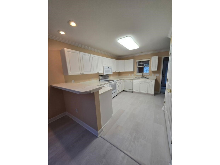Beautifully maintained 3-bedroom, 2-bath corner-unit townhome in - photo 5