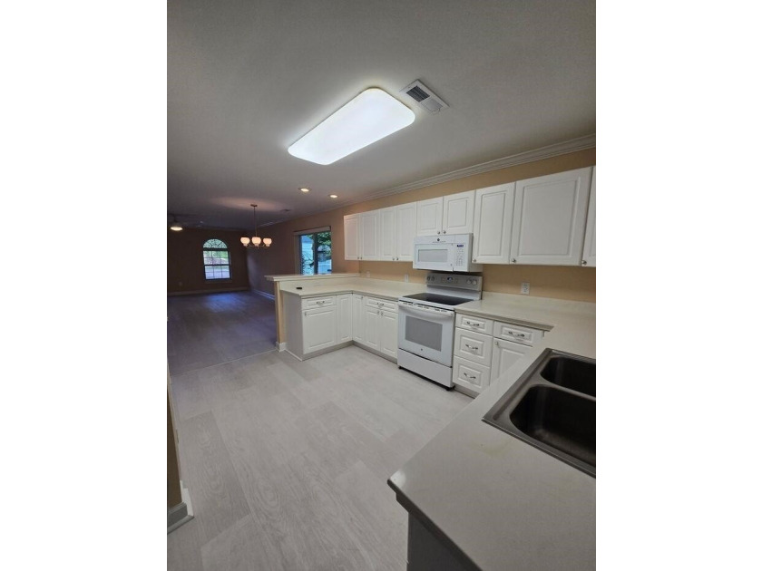Beautifully maintained 3-bedroom, 2-bath corner-unit townhome in - photo 9