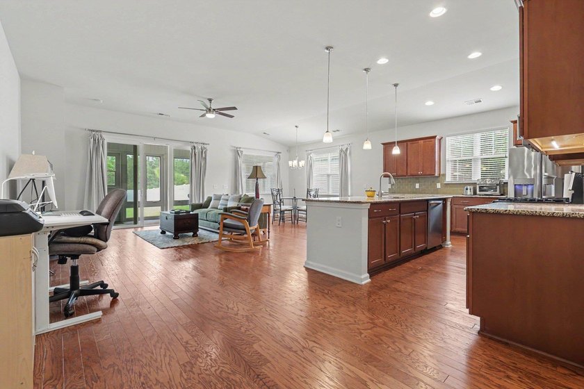 Welcome to this beautifully maintained three-bedroom, two-bath - photo 5