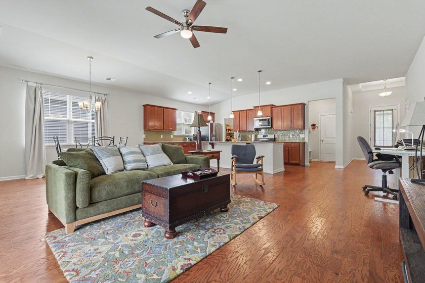 Welcome to this beautifully maintained three-bedroom, two-bath - photo 6