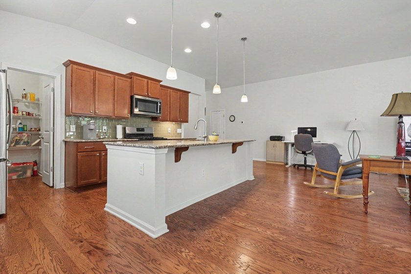 Welcome to this beautifully maintained three-bedroom, two-bath - photo 10