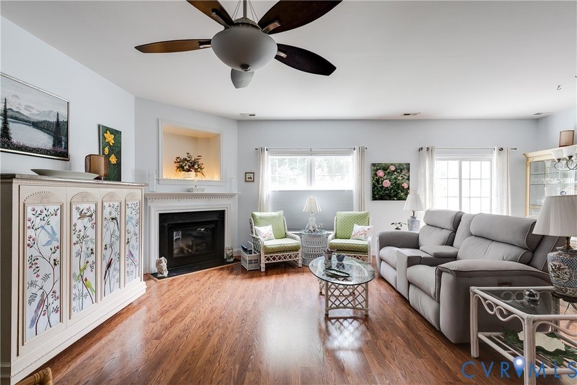 Enjoy the ease of ONE LEVEL LIVING in this beautiful townhome in - photo 5