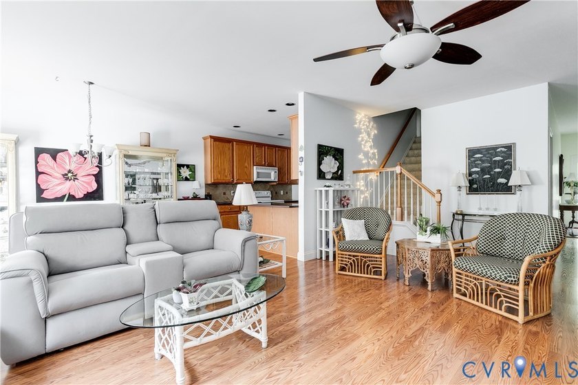 Enjoy the ease of ONE LEVEL LIVING in this beautiful townhome in - photo 8