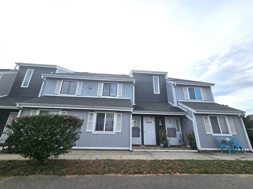 One-bedroom, one-bathroom second-floor condo, just a short drive - photo 3