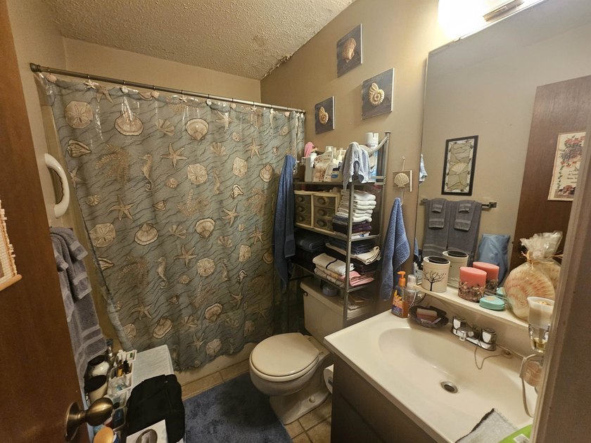 One-bedroom, one-bathroom second-floor condo, just a short drive - photo 8