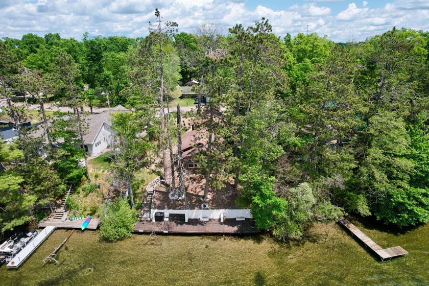GORGEOUS LAKE HOME WITH PREMIER SANDY FRONTAGE ON - photo 2