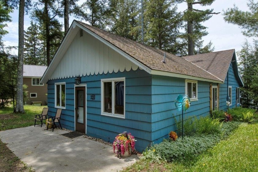 This charming cabin is located on the banks of Enterprise Lake - photo 2
