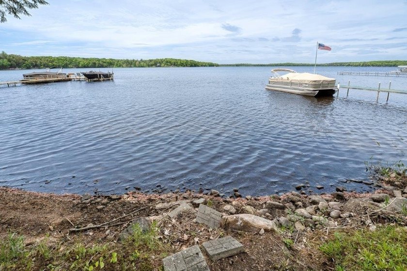 This charming cabin is located on the banks of Enterprise Lake - photo 3