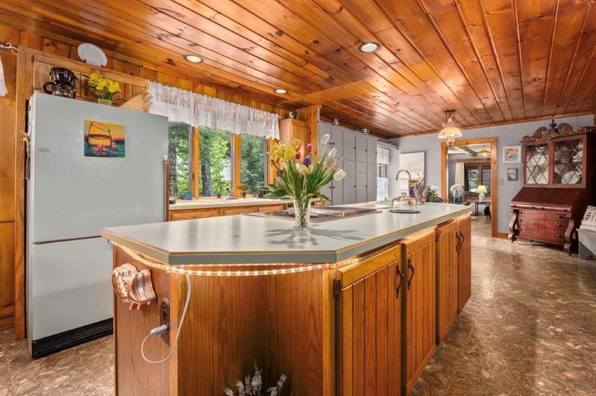 This charming cabin is located on the banks of Enterprise Lake - photo 4