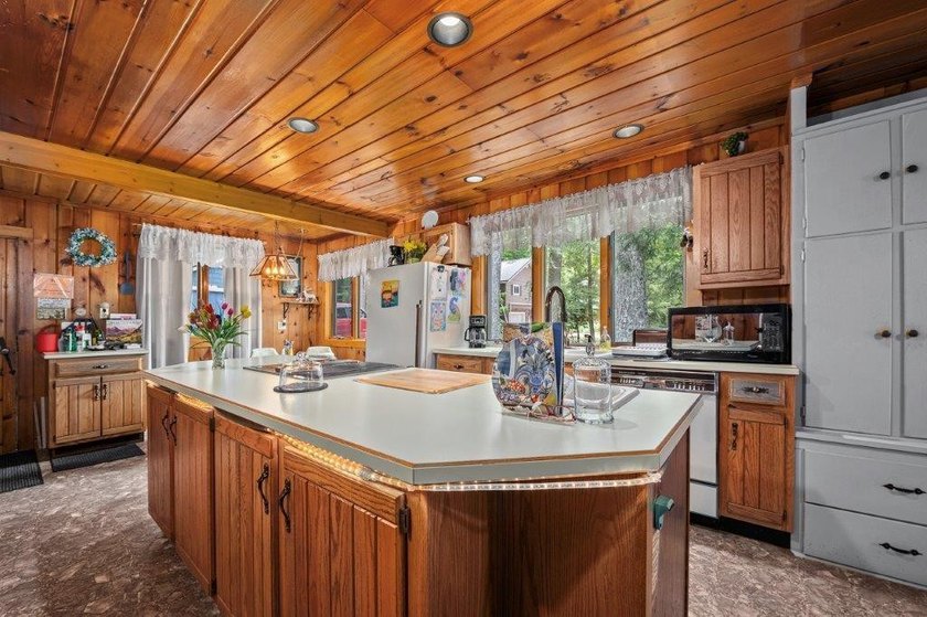 This charming cabin is located on the banks of Enterprise Lake - photo 5