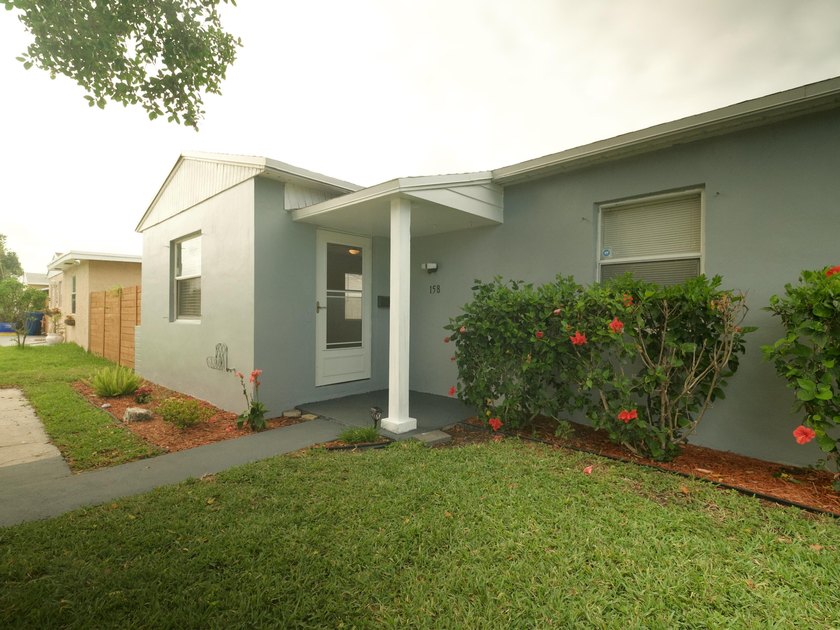 Charming opportunity steps from Singer Island! This property - photo 3