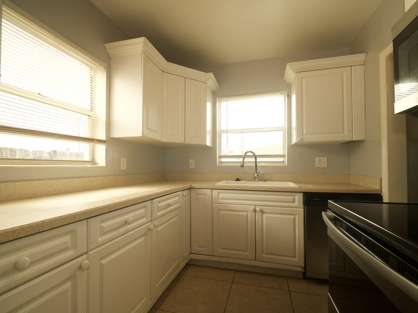 Charming opportunity steps from Singer Island! This property - photo 8